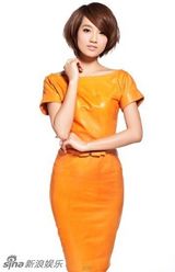 组图：朱丹夏日写真笑容灿烂掀橙色风暴