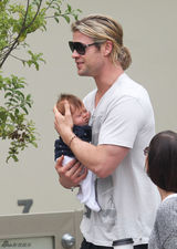 组图：“雷神”二度当爹 锤哥甘做奶爸爱抱娃