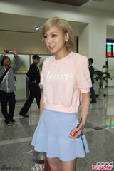 组图：西野加奈短裙登台 气质娇俏可爱十足