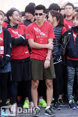 组图：宋智孝等参加长跑活动 俊美夫妇携手亮相