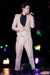 组图：严爵个唱秀舞技 打死不肯脱衣露腹肌