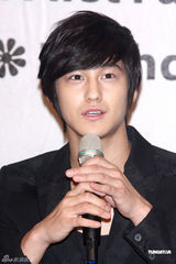 幻灯组图：韩版F4成员金范赴台湾举行粉丝见面会
