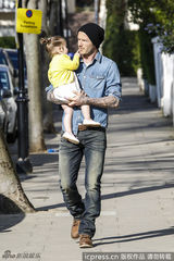 组图：小贝抱爱女逛街 小七手指镜头萌样可爱