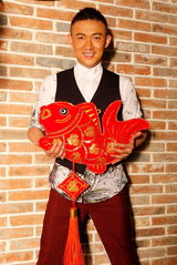 组图：聂远推新春贺岁写真春风满面拜年送祝福