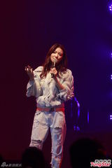 组图：薛凯琪豪放露胸 舞台脱裙性感热舞