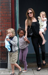 组图：朱莉单手抱女展辣妈本色 皮特休闲装帅气