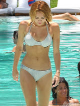 组图：麦莉-塞勒斯21岁生日 台上放荡台下疯狂