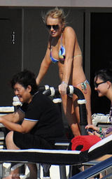 幻灯图集：林赛-罗韩海岛度假 五彩泳衣秀身材