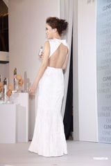 组图：陈乔恩纯白长裙代言 大露背秀性感