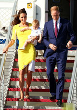 组图：凯特抱子随访澳洲 黄衣明艳狂风吹乱秀发