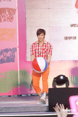 幻灯组图：飞轮海邀请粉丝共同宣传台湾观光