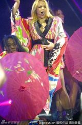 组图：布兰妮身材走样被称肥甜 伦敦挑战高难度