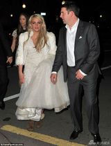 组图：布兰妮低胸装参加妹妹婚礼 面部苍老疲惫