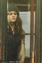 组图：斯图尔特街头拍电影 素颜出镜显憔悴