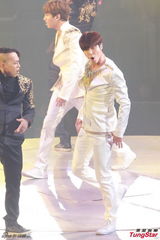 组图：东方神起开唱 劲歌热舞粉丝high不停