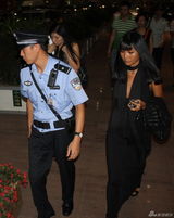 组图：歌手张咪机场被截接受调查 涉嫌非法融资