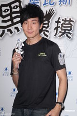 组图：林俊杰担任眼疾爱心大使 挑战摸黑自弹自唱