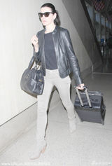 组图：《傲骨贤妻》朱丽安娜黑超现身显干练