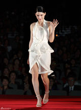 高清组图：鲁妮-玛拉性感白色露背礼服亮相东京