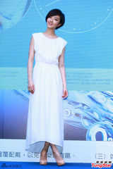 组图：桂纶镁长裙亮相代言优雅文静