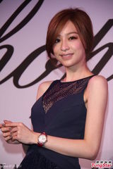 组图：王心凌为品牌站台 露事业线秀女人味