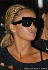 组图：乔丹镂空衫透双球 波霸超出街嘟嘴扮萌