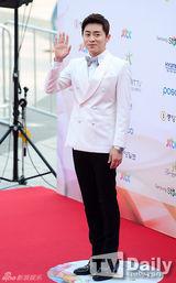 组图：少时Jessica挽SJ圭贤亮相音乐剧颁奖红毯