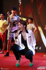 组图：李玟发新碟热歌辣舞 曝跟黄晓明学脏话