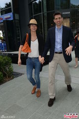 组图：杨采妮婚宴翌日携夫会亲友 称洞房好开心