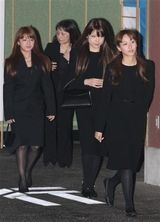 幻灯图：后藤真希为母举行告别式 早安成员嚎啕大哭