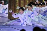 组图：成龙央视春晚创意武术秀《剑心书韵》