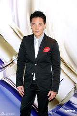 幻灯图：杨谨华性感半球代言 丁子高为其加冕献花