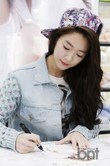 组图：韩星Clara出席代言品牌签名会展清纯美貌