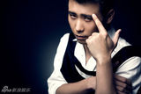 组图：李乃文全新写真眉目传情 演绎时尚酷雅绅士