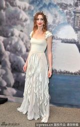 组图：安妮海瑟薇出席舞会 一袭洁白礼服如童话公主