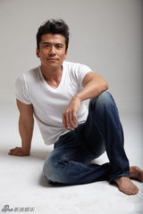 组图：唐文龙拍居家系写真 随性自然秀熟男风范