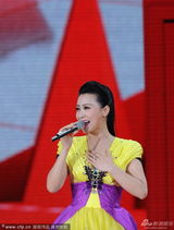 组图：央视蛇年春晚谭晶献唱《家人》