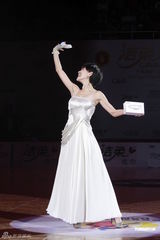 高清组图：徐熙娣可爱短发做代言 一身白裙现场起舞