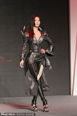 组图：林志玲cosplay爆乳装代言网游性感十足