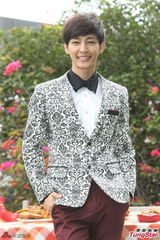 组图：炎亚纶李毓芬新剧庆功 共吃鸡腿