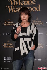 组图：伍佰着及膝裙压轴走秀 杨乃文飘逸相伴