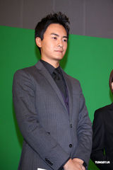 组图：郑元畅变身帅气男主播 真假主播相见欢 