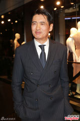 组图：周润发携妻恩爱亮相 瘦身明显否认厌食