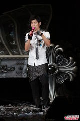 组图：周杰伦开个唱大秀人鱼线 张智霖同台助阵