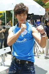 组图：陈晓东烈日下晒肌 与阿Sa(蔡卓妍)热聊被曝房产多