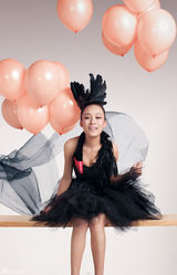 组图：王熹蛮写真化身黑天鹅 个性拒绝漂白