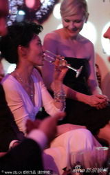 组图：张曼玉与克里斯汀邓斯特出席活动热聊