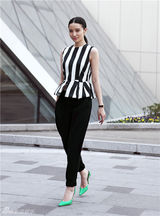 组图：宋佳OL装出街 粉绿配黑白清新鲜活