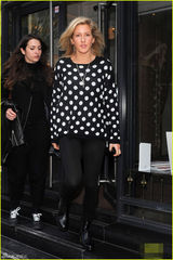 组图：霉霉与艾丽-高登互飙高音 后台亲密搂腰