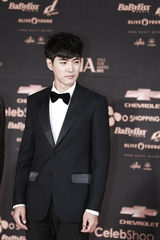 独家高清：GD获年度时尚大奖 李钟硕等亮相红毯